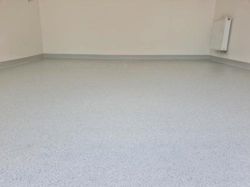 Szürke műgyanta padló fekete-fehér chipssel
