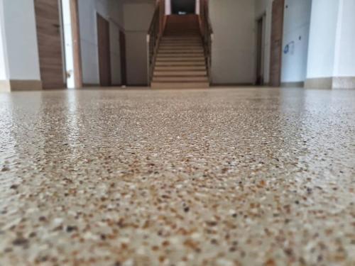 Műgyanta padló irodaházban - Szombathely