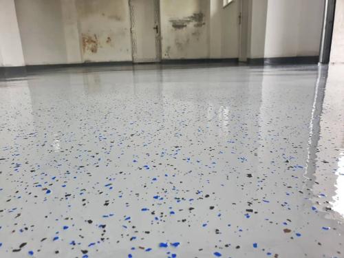 Fehér műgyanta padló fekete-kék chipssel - Nádasd